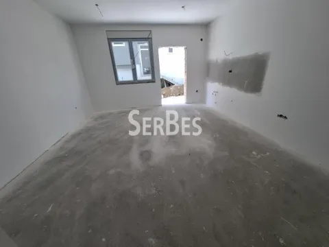 Pogled na nenamestenu prostoriju u fazi renoviranja sa prozorom i vratima. - image 2