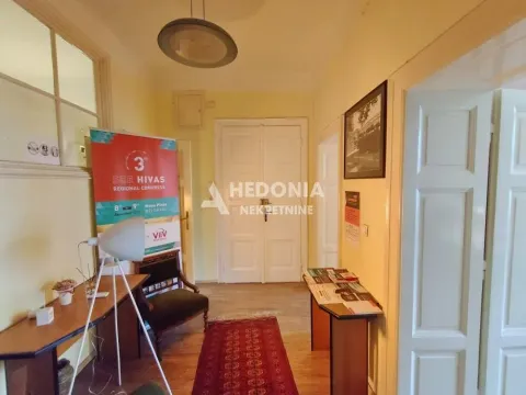 Hodnik sa drvenim podom, stolovima i promotivnim materijalom. - image 6