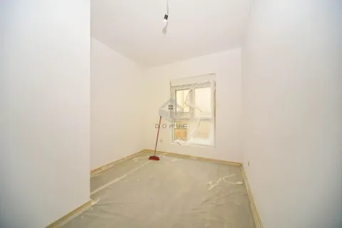 Prazna neuređena prostorija sa prozorom i zaštitnom folijom na podu. - image 3