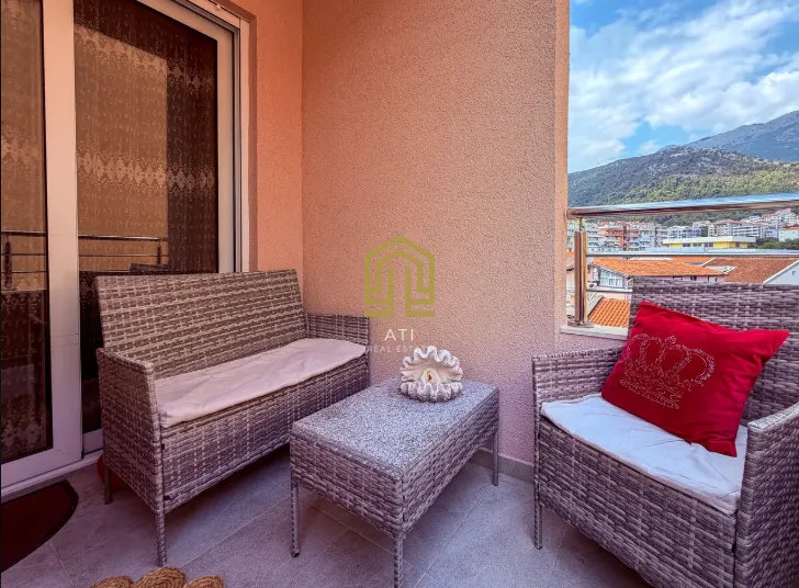 Namješteni balkon sa garniturom za sjedenje.