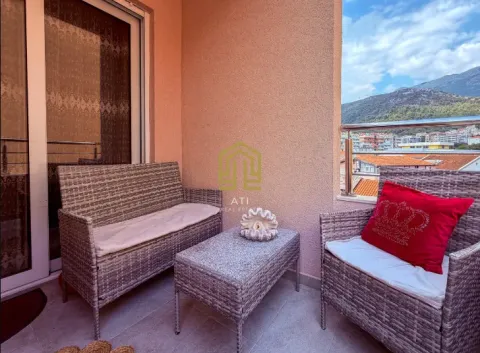 Namješteni balkon sa garniturom za sjedenje. - image 4