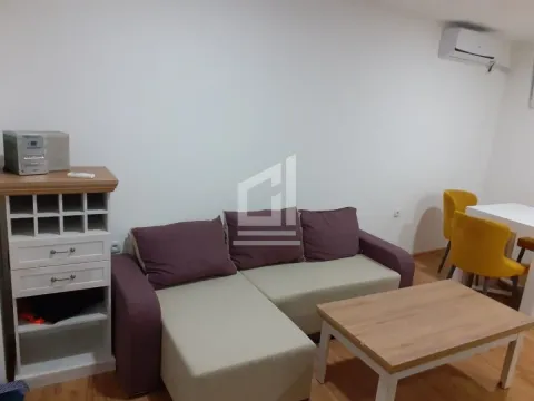 Dnevna soba sa ugaonom garniturom, stočićem i komodom. - image 2