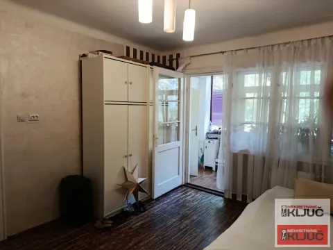 Dnevna soba sa ormanom i izlazom na terasu. - image 10