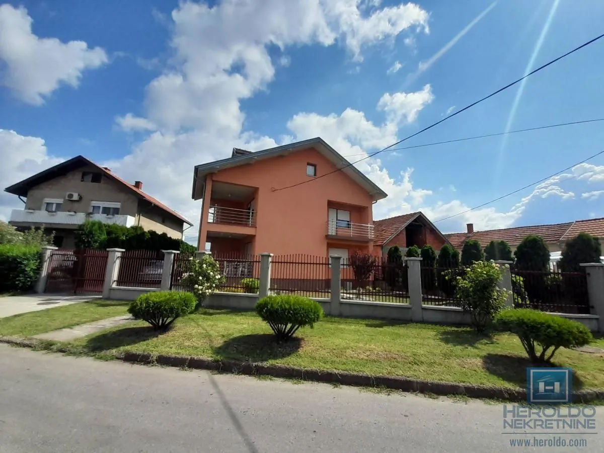 Sale, house, 180m², Centar, Ćuprija