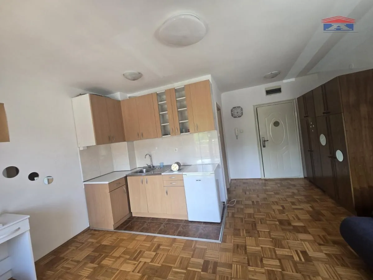 Izdavanje, garsonjera, 28m², Adamovićevo Naselje, Novi Sad Sve Podlokacije
