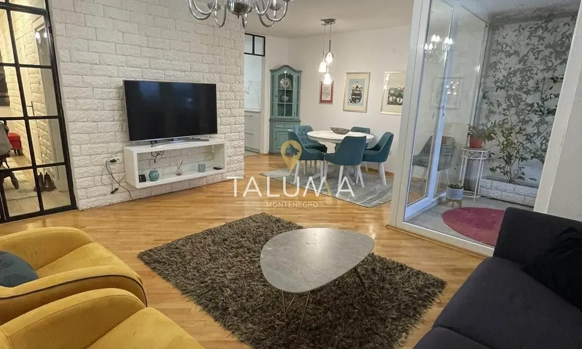 Izdavanje, trosoban stan, 100m², Blok 5, Podgorica