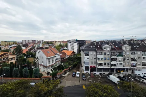 Pogled sa prozora na okolne zgrade i gradsko naselje. - image 4