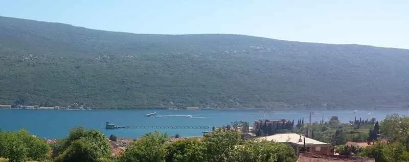 Pogled na more i okolne planine sa nekretnine.