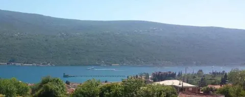 Pogled na more i okolne planine sa nekretnine. - image 7