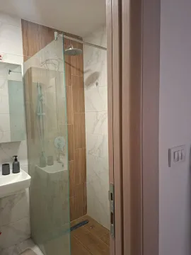 Moderne kupatilo sa tuš kabinom i umivaonikom. - image 6