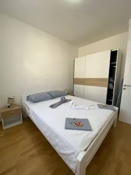 Furnished bedroom with a double bed and a wardrobe. - image 7