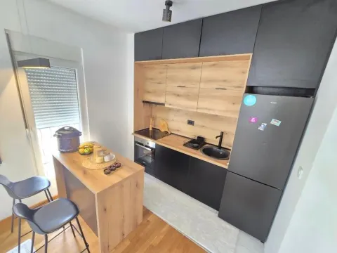 Prodaja, jednosoban stan, 46m², Stari Aerodrom, Podgorica - image 1