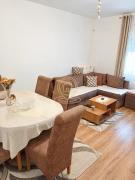 Dnevni boravak sa garniturom, stočićem i trpezarijskim stolom sa stolicama. - image 3