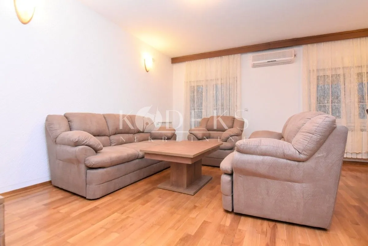 Izdavanje, dvosoban stan, 75m², Stara Varoš, Podgorica