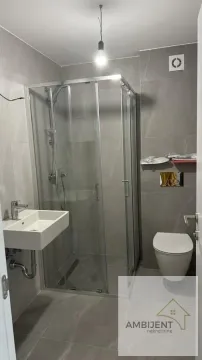 Novoopremljeno kupatilo sa tuš kabinom, umivaonikom i wc šoljom. - image 12