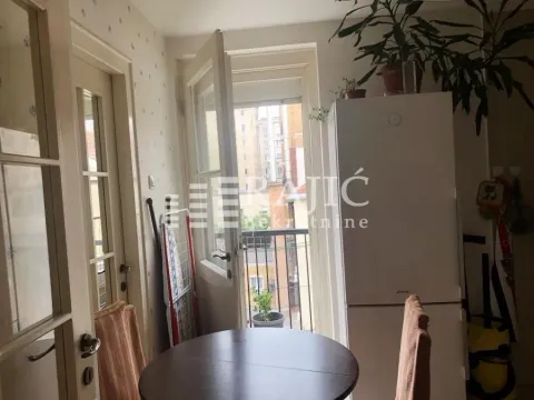 Small kitchen with a dining table and access to the terrace. - image 3