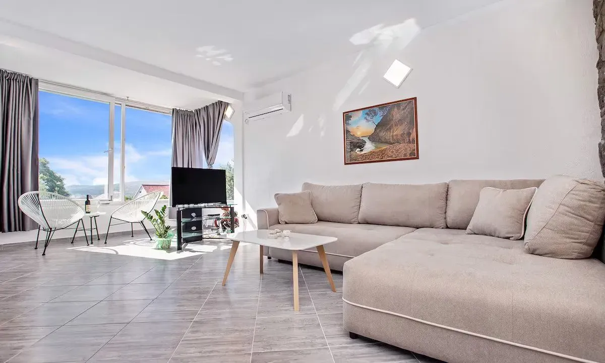 Izdavanje, kuća, 110m², Tivat, Crna Gora