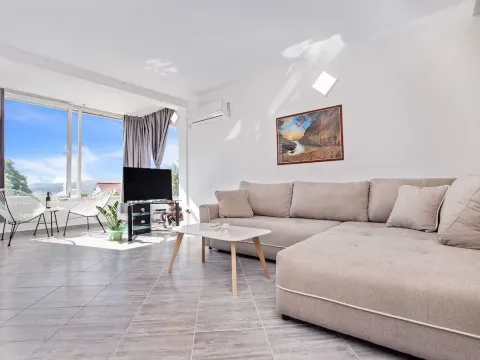 Izdavanje, kuća, 110m², Tivat, Crna Gora
