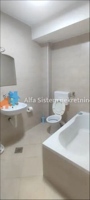 Bathroom equipped with a bathtub, washbasin, and toilet.
