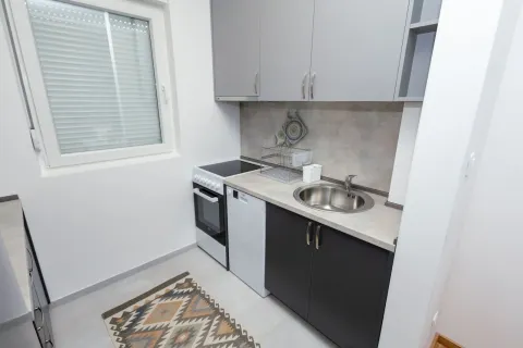 Manja opremljena kuhinja sa sudoperom, šporetom i kuhinjskim elementima. - image 5
