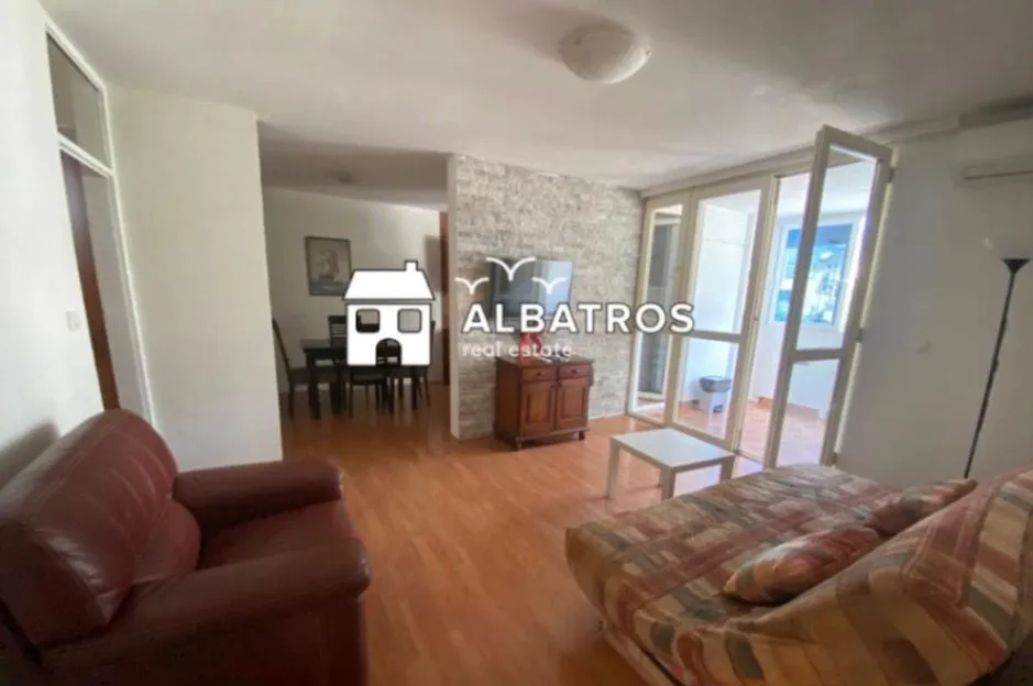 Izdavanje, jednosoban stan, 77m², Centar, Bar