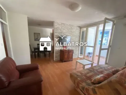 Izdavanje, jednosoban stan, 77m², Centar, Bar - image 1