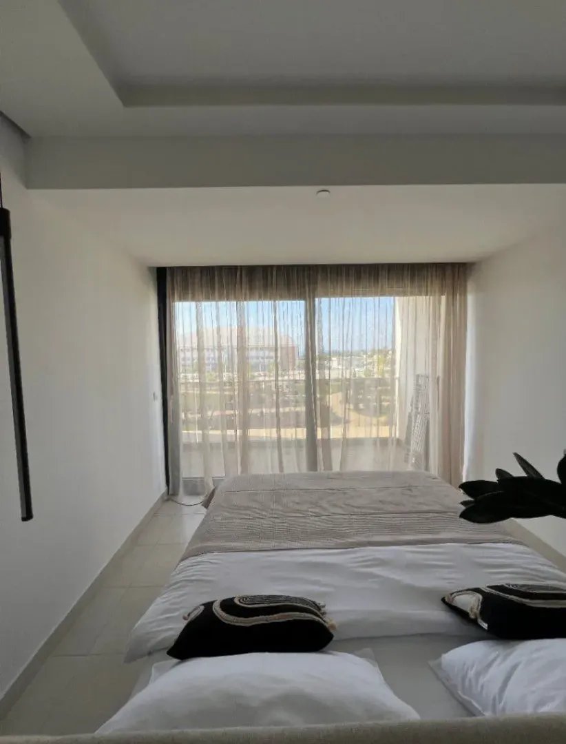 Izdavanje, jednosoban stan, 126m², Soho City, Bar