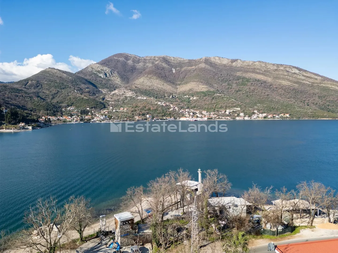Pogled na more i okolne planine sa obale.