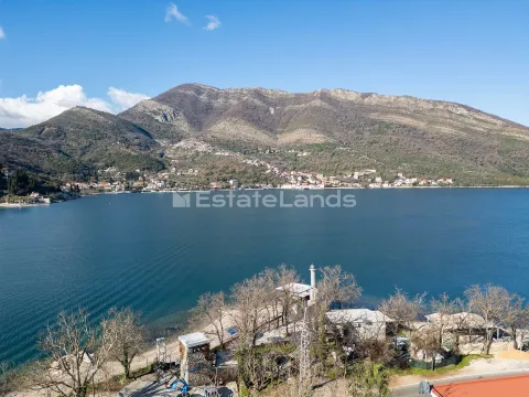 Pogled na more i okolne planine sa obale. - image 2