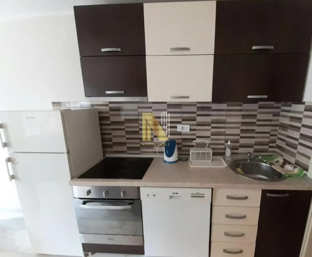 Izdavanje, dvosoban stan, 43m², Centar, Novi Sad