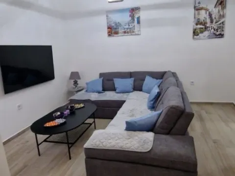 Izdavanje, jednosoban stan, 32m², Igalo, Herceg Novi - image 1