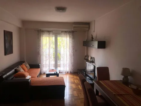 Dnevna soba sa garniturom, trpezarijskim stolom i izlazom na terasu. - image 2