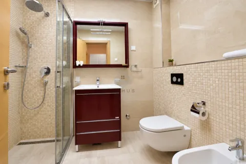 Kupatilo opremljeno tuš kabinom, umivaonikom i wc šoljom. - image 6