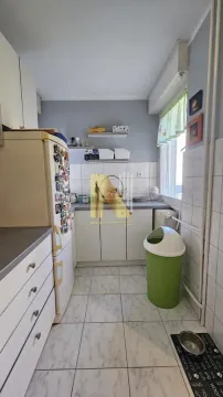 Manja kuhinja sa belim elementima i frižiderom. - image 10