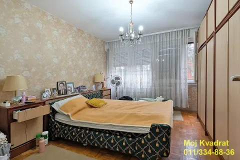 Nameštena spavaća soba sa bračnim krevetom, ormarima i tapetama na zidu. - image 7