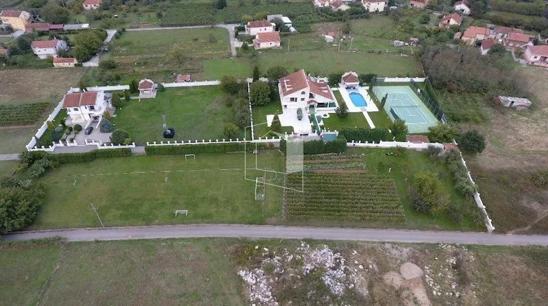 Rent, house, 680m², Tološi, Podgorica
