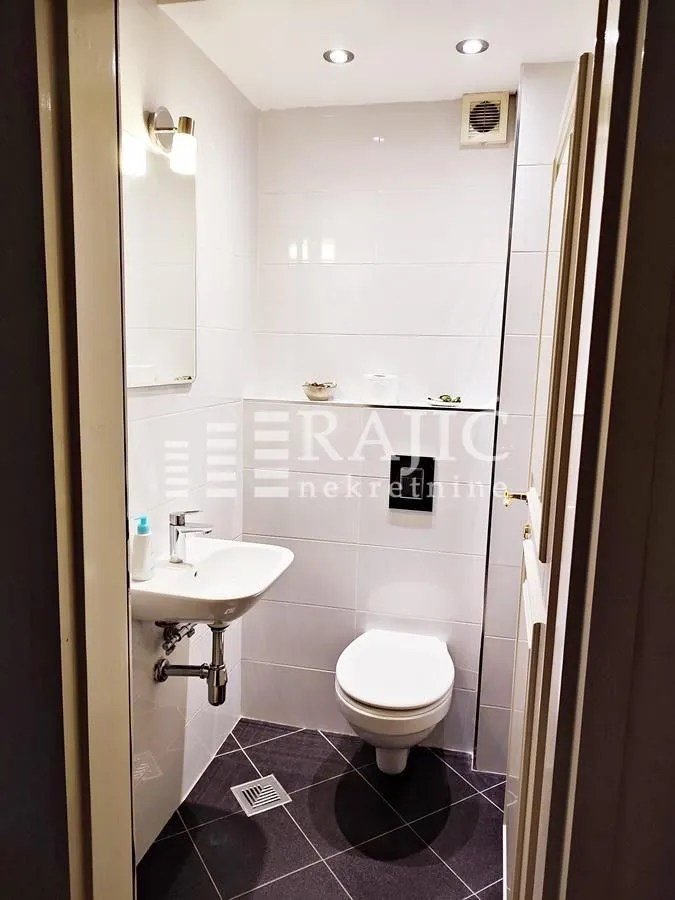 Small bathroom with a washbasin and a toilet.