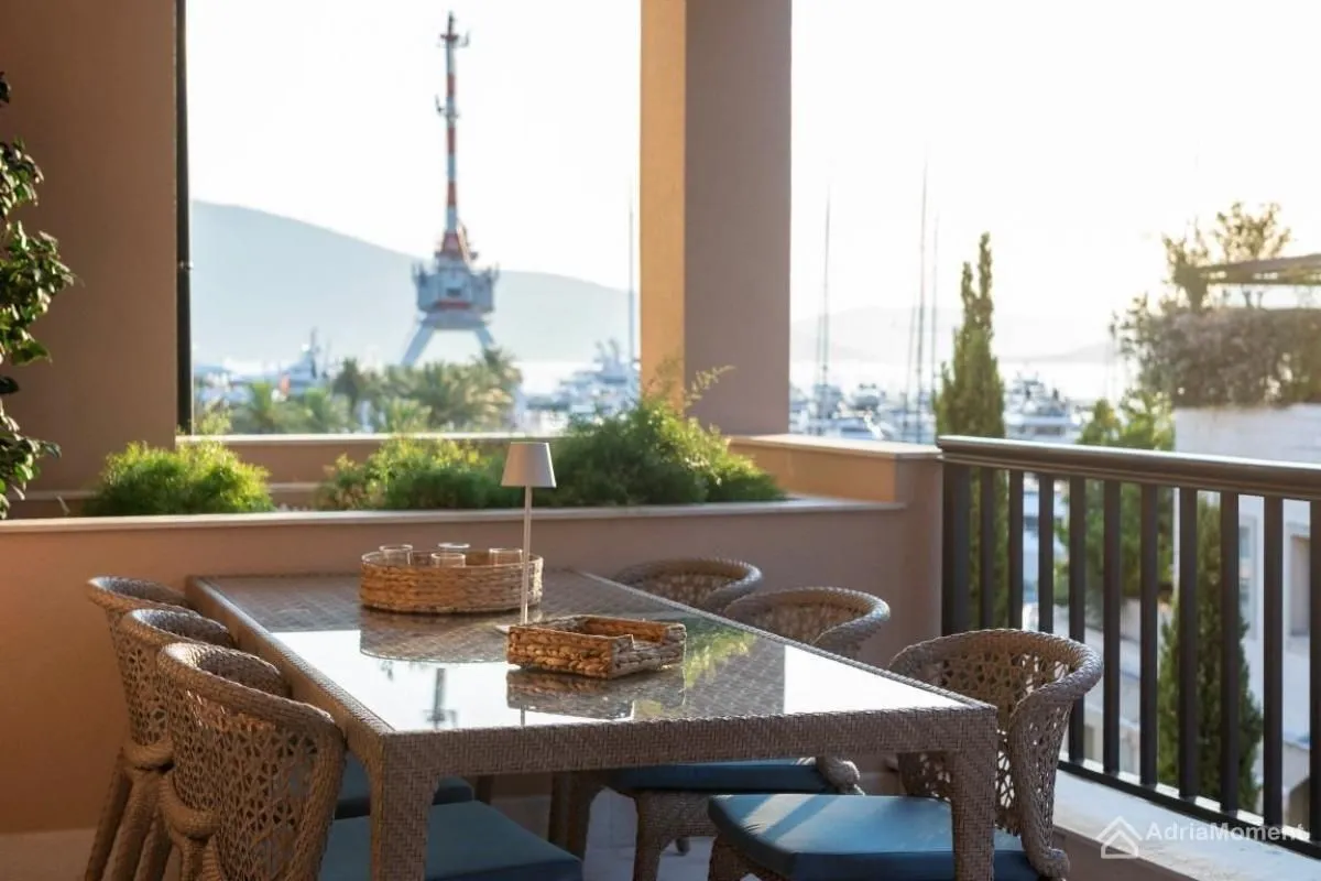 Sale, three bedroom apartment, 201m², Centar, Tivat