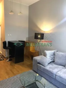 Dnevni boravak sa garniturom i trpezarijskim delom sa šankom. - image 4