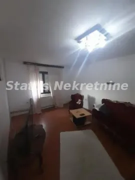 Dnevna soba sa garniturom, stočićem i televizorom. - image 15
