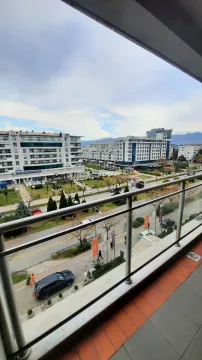Pogled sa balkona na gradsku ulicu i okolne zgrade. - image 9