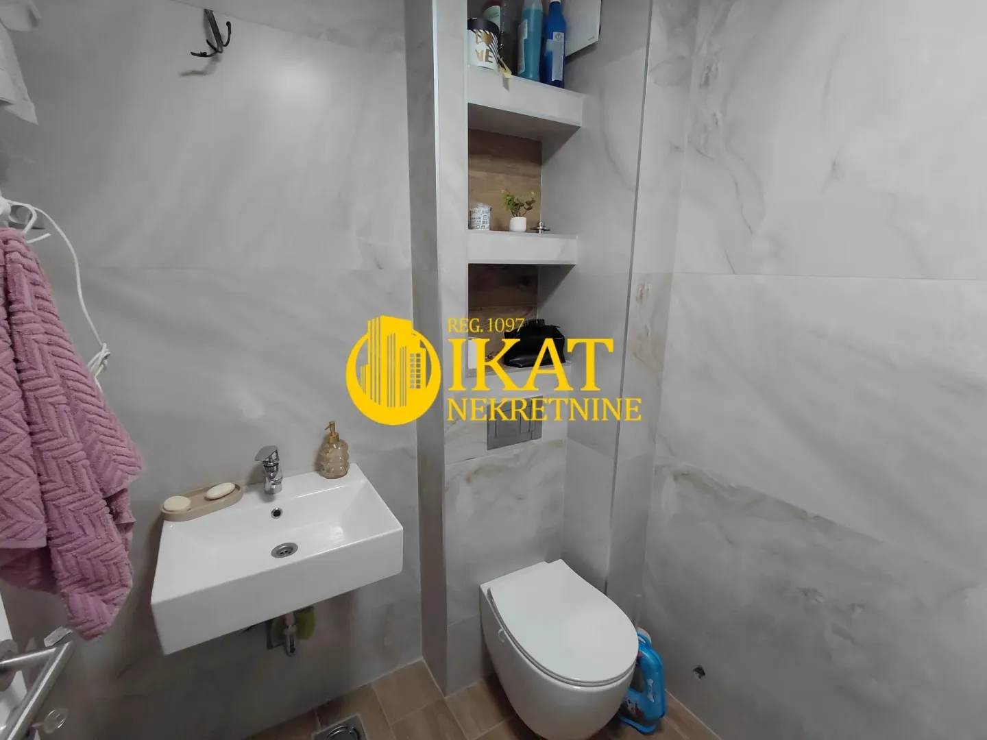 Modernly equipped bathroom with a washbasin and toilet.