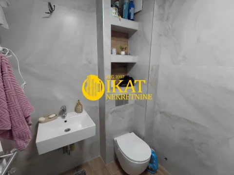 Modernly equipped bathroom with a washbasin and toilet. - image 6