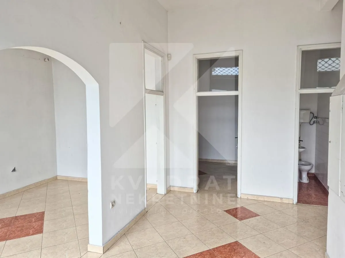 Rent, office space, 122m², Autobuska stanica, Podgorica