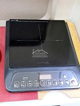 Prenosiva indukciona ploča sa digitalnim ekranom na kuhinjskoj podlozi. - image 18