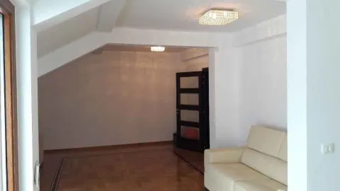 Svijetla dnevna soba sa kožnom garniturom i parketom. - image 9