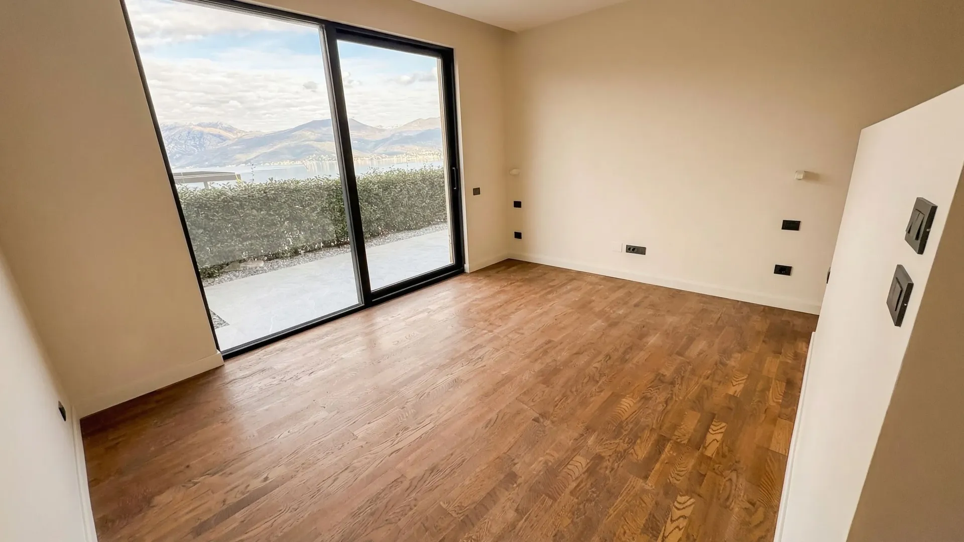 Prodaja, dvosoban stan, 183m², Krašići, Tivat