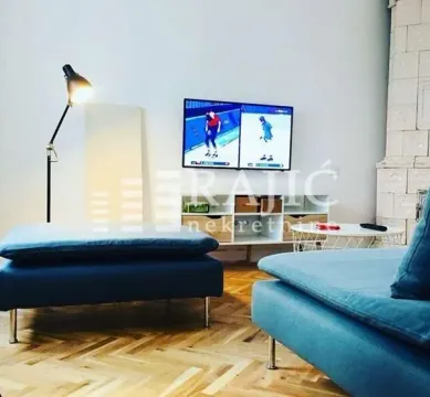 Dnevna soba sa garniturom i TV-om. - image 2