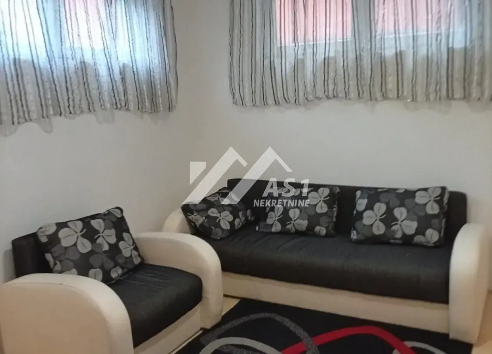 Izdavanje, trosoban stan, 55m², Socijalno, Novi Sad Sve Podlokacije
