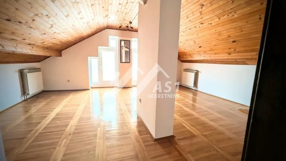 Izdavanje, kuća, 215m², Salajka, Novi Sad Sve Podlokacije